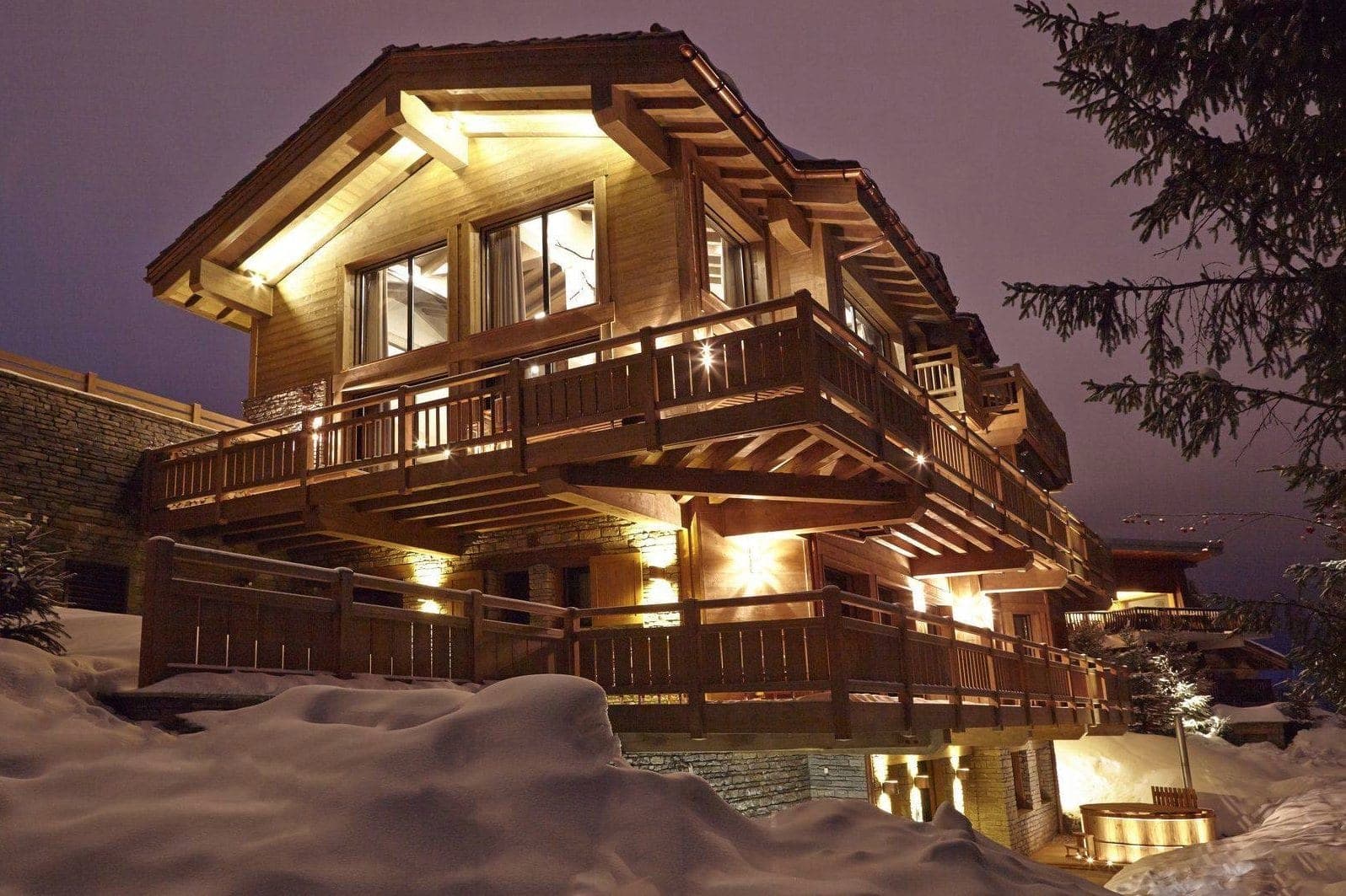 Chalet Perce-Neige lit up at night under the snow, Nogentil quarter